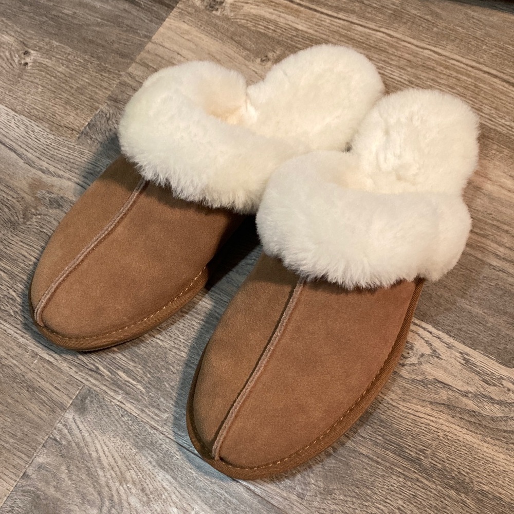 Overland Women’s Classic Chestnut Shearling-Lined Suede Scuff Slipper Clog - Picture 3 of 7